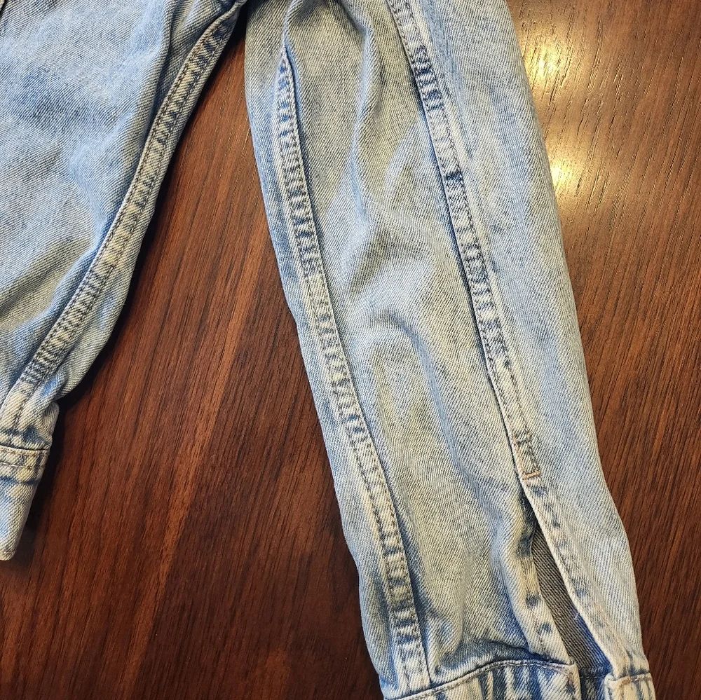 Old Navy Women's Size Medium Light Wash Button Up Distressed Denim Jean Jacket